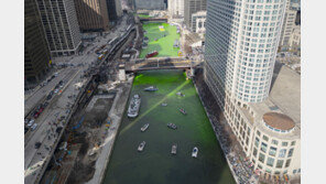 “녹색의 성인 기념”… 성 패트릭의 날, 美 시카고강
