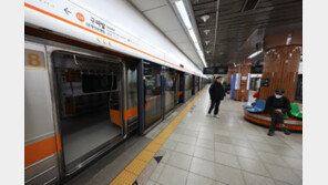 또 멈춘 서울지하철…“운행차량 칸 절반이상 20년 넘어”