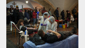 우크라 시민들, 전쟁 부상자 위한 헌혈 긴 줄