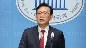 尹 40년 지기 석동현 “악성좌파와 제대로 붙겠다” 자유통일당 입당