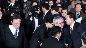 尹, 한동훈과 ‘서해수호’ 기념식서 만나…대통령실 “당정 갈등 없다”