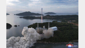 북한 정찰 위성 발사하나…서해 발사대 움직임 포착