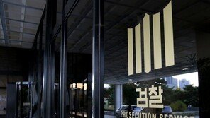 ‘훈계’ 60대 경비원 무차별 폭행·기절 영상 SNS 올린 10대들 ‘재판행’