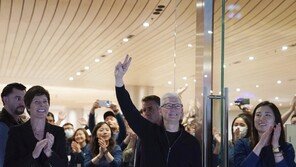 “아이폰 판매 감소, 경쟁 심화에도…애플, 中서 2배 성장 가능”