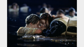 영화 ‘타이타닉’서 디카프리오가 매달렸던 문짝, 9억원대에 팔렸다