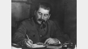[책의 향기]잔인한 독재자 너머 ‘독서광’ 스탈린을 마주하다