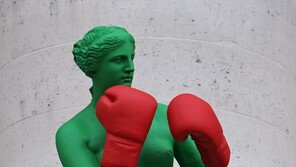 ‘복싱-활쏘는 비너스’… 파리 올림픽 조각상