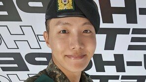 BTS 제이홉, 군복 입고 팝업 방문…늠름한 자태