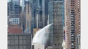 고층 빌딩서 물줄기가 폭포처럼…대낮 뉴욕 시민들 ‘깜놀’