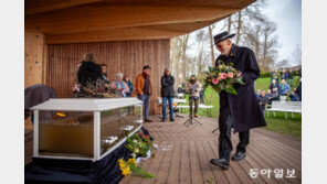 “수질오염에 사망”…덴마크서 열린 ‘피오르 장례식’