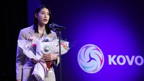 김연경, 프로배구 여자부 최우수선수…레오는 남자부 MVP