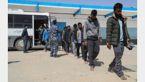 튀니지 하루새 불법 이민 2,688명 구조,13명 시신 수습