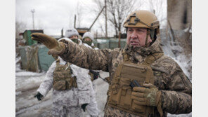 우크라이나 지상군 사령관 “무기 많아도 사람이 없다”