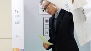 투표 마친 이명박 “정치가 한국 전체 수준에 안맞아”
