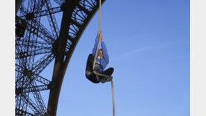 “암투병 어머니 위해”…밧줄로 에펠탑 100m 오른 여성