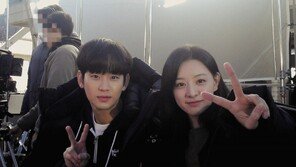 ‘눈물의 여왕’ 김수현, 김지원과 다정 투샷…20대 비주얼