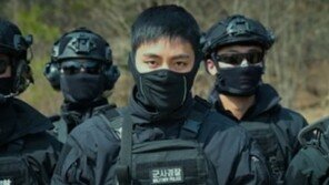 “태양의 후예 찍는줄”…SDT 흑복 입고 총쏘는 BTS 뷔 모습 공개