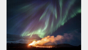 아이슬란드 땅에는 화산, 하늘엔 오로라
