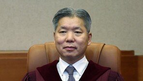 대면조사도 안하고…공수처, ‘골프 접대 의혹’ 이영진 헌법재판관 불기소