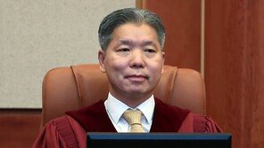 ‘골프 접대 의혹’ 이영진 헌법재판관 불기소…고발 1년8개월만