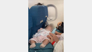 백일 아기 비행기 좌석 테이블에 재워…“꿀팁” vs “위험”