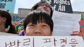 “소극적 기후대책, 기본권 침해” vs “제조업 중심 韓경제 고려”