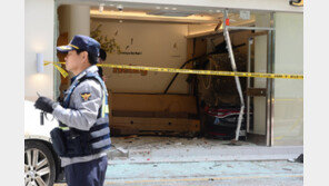 ‘차량 카페 돌진사고’ 중상 40대 은행원 6일 만에 숨져