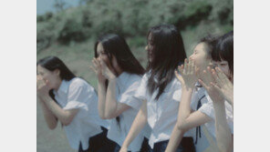 뉴진스 ‘버블검’ 뮤비, 완전 여름이네…이게 민희진 감성