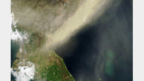 위성으로 본 북한…거대한 누런색 먼지 황사 구름 이동중