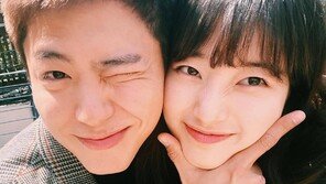‘실제 커플?’ 수지·박보검, 얼굴 맞댄 초밀착 투샷…역대급 비주얼 케미