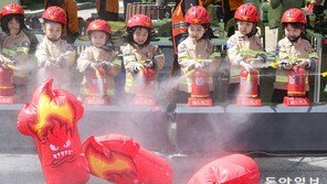 “화재 진압!” 어린이 소방관들 소화기 체험