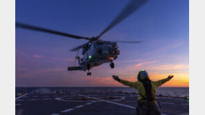 中전투기, 서해 상에서 호주 헬기에 조명탄 발사