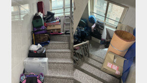 김치통·캐리어·쓰레기 봉투까지…계단 가득 적재물 쌓은 옆집 ‘뻔뻔’
