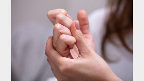 만족감 ‘팍팍’ 손가락 관절 꺾기, 관절염 걱정된다고?