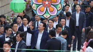 ‘취임 2주년’ 尹, 청계천-시장 찾아 소통 행보
