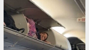 비행 중 좌석 위 짐칸 들어간 여성…승객들 ‘당황’