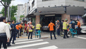 “자전거 피하려다”…서울 은평구서 식당으로 차량 돌진