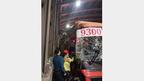 한밤 강남서 인천 가던 광역버스, 방음벽 충돌…운전자·승객 11명 부상