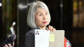 ‘김여사 책 제보’ 주민, ‘최재영 목사 책’ 들고 검찰 출석