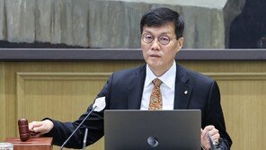 한은, 올 성장률 2.1→2.5% 상향…금리 11연속 3.5% 동결