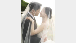 ‘연예계 은퇴’ 송승현, 미모의 신부와 찍은 웨딩사진 공개