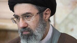 이란 최고지도자 아들 베일 벗나…“막후에서 영향력 강화할 듯”
