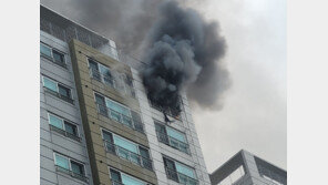 “폭발음과 함께 불”…수원 아파트 화재, 30여명 대피소동