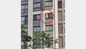 고층 아파트 창틀 서서 담배 피우는 입주민 포착…‘위험천만’