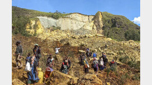 파푸아뉴기니 산사태로 최소 2000명 매몰…구조 작업은 난항