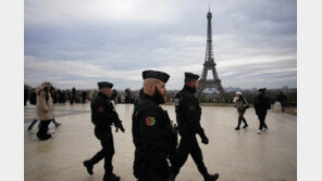 파리 에펠탑 근처에서 관 5개가…러시아 배후 의심