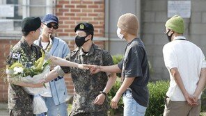‘만기 제대’ 방탄소년단 진, 동료 장병들과 인사하며 눈물…멤버들 보자 미소