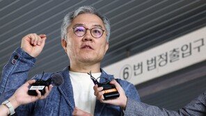 ‘조국 아들 인턴’ 허위 발언 최강욱, 벌금 80만원…“공소권 남용 아냐”