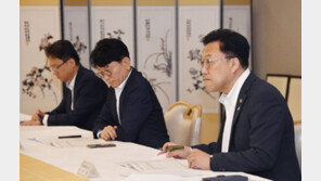 정부 “이달 중 수입과일 4만톤 추가 도입…유가연동보조금 두달 연장”