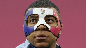 ‘코뼈 골절’ 킬리안 음바페, 삼색 마스크 착용하고 훈련 속행